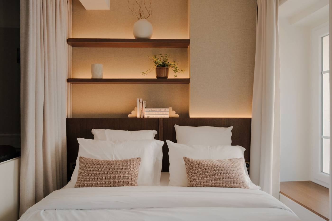 Suite 02 : chambre aux étagères éclairées