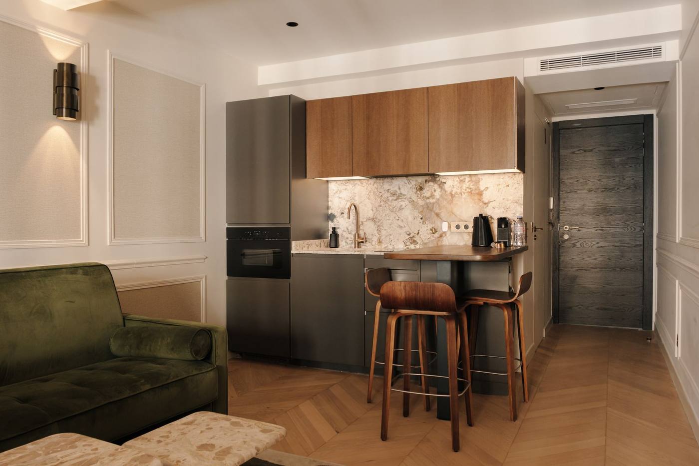 Suite 03 : cuisine ouverte, bar et canapé velours vert