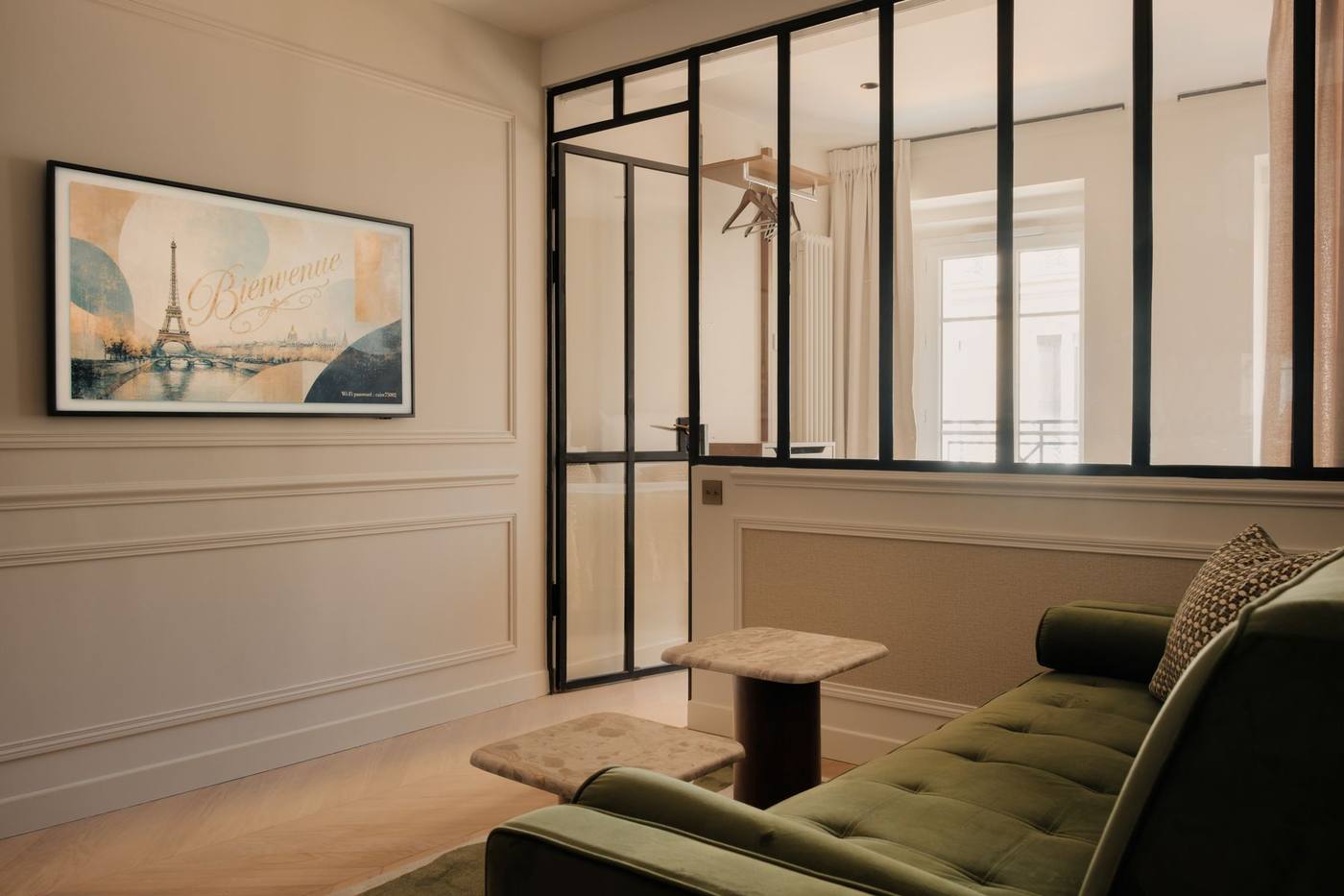 Suite 03 : canapé velours vert et verrière d'atelier